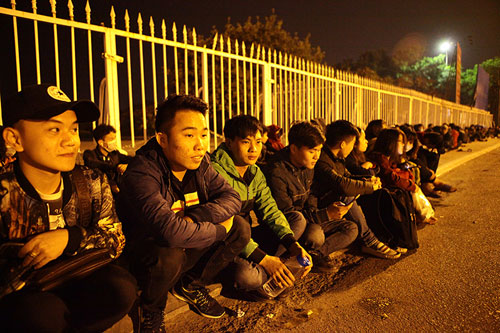 Săn vé ĐT Việt Nam từ nửa đêm: Chen lấn nghẹt thở - 10