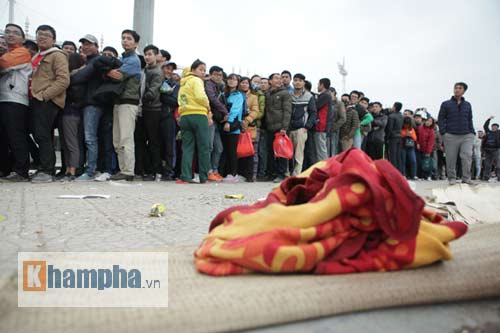 Săn vé ĐT Việt Nam từ nửa đêm: Chen lấn nghẹt thở - 7