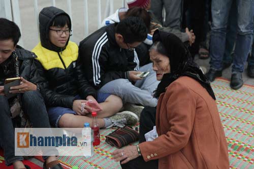 Săn vé ĐT Việt Nam từ nửa đêm: Chen lấn nghẹt thở - 8
