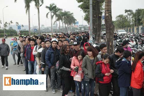 Săn vé ĐT Việt Nam từ nửa đêm: Chen lấn nghẹt thở - 9