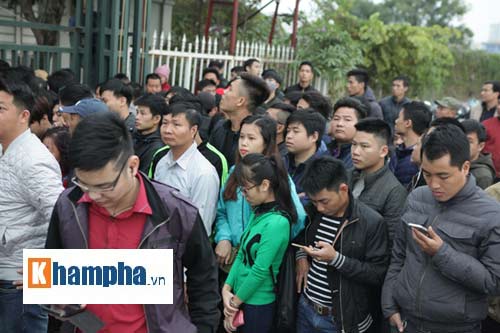 Săn vé ĐT Việt Nam từ nửa đêm: Chen lấn nghẹt thở - 10