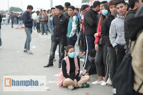 Săn vé ĐT Việt Nam từ nửa đêm: Chen lấn nghẹt thở - 11