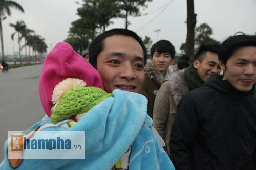 Săn vé ĐT Việt Nam từ nửa đêm: Chen lấn nghẹt thở - 12