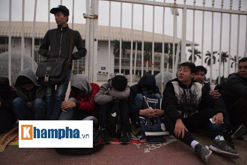 Săn vé ĐT Việt Nam từ nửa đêm: Chen lấn nghẹt thở - 13