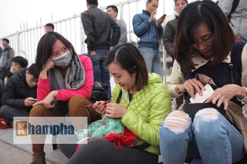 Săn vé ĐT Việt Nam từ nửa đêm: Chen lấn nghẹt thở - 14