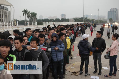 Săn vé ĐT Việt Nam từ nửa đêm: Chen lấn nghẹt thở - 5