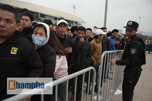 Săn vé ĐT Việt Nam từ nửa đêm: Chen lấn nghẹt thở - 6