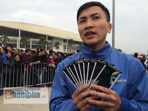 Săn vé ĐT Việt Nam từ nửa đêm: Chen lấn nghẹt thở - 4