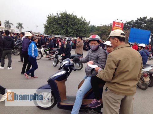 Săn vé ĐT Việt Nam từ nửa đêm: Chen lấn nghẹt thở - 3