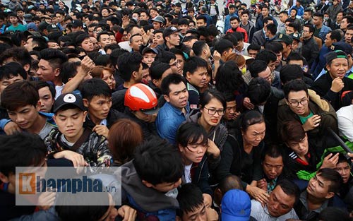 Săn vé ĐT Việt Nam từ nửa đêm: Chen lấn nghẹt thở - 1