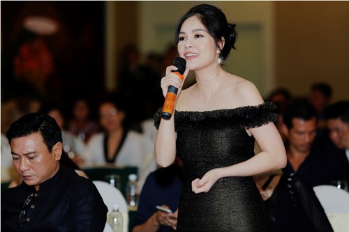 Dương Cẩm Lynh gợi cảm sau 1 tháng sinh con - 2