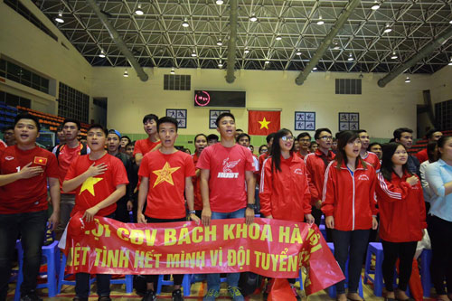 Fan ngất ngây với bàn thắng của đội tuyển Việt Nam - 1