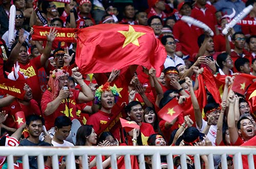 Thắng ĐTVN, CĐV Indonesia đốt pháo ăn mừng như vô địch - 1