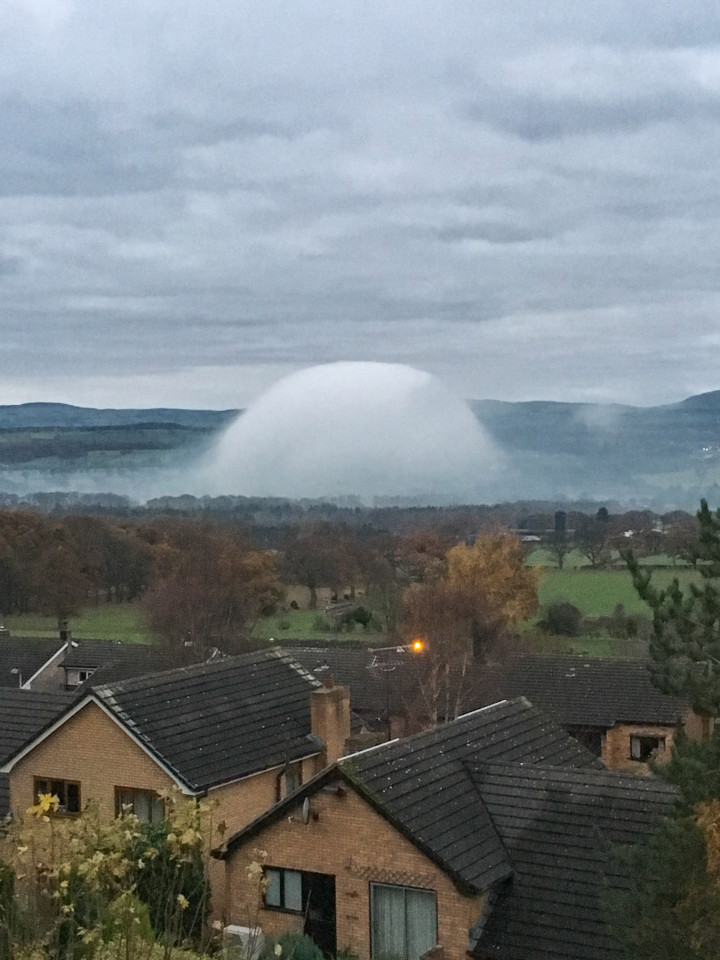 Sương mù hình vòm hiếm gặp giống UFO xuất hiện ở Xứ Wales - 1