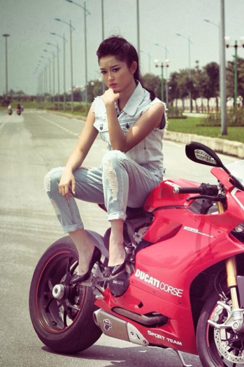 Phì cười với váy áo "ngố tàu" của 5 mỹ nữ hot nhất Vbiz - 1