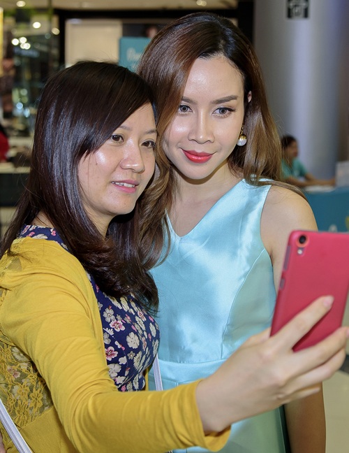 Cận cảnh nhan sắc "dao kéo" lạ lẫm của Lưu Hương Giang - 6