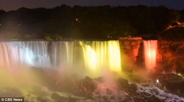 Ngắm thác nước Niagara hùng vĩ đổi màu kỳ ảo - 1