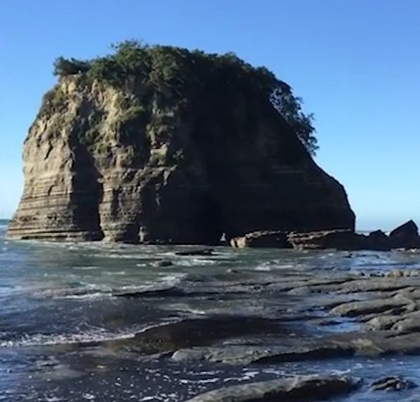 Đá Voi nổi tiếng của New Zealand mất “vòi” sau động đất - 2