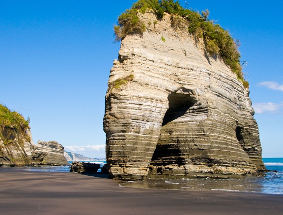Đá Voi nổi tiếng của New Zealand mất “vòi” sau động đất - 1