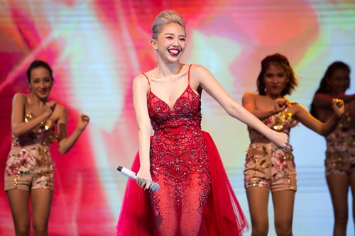 Tóc Tiên quá gợi cảm khi song ca với Tuấn Ngọc - 5
