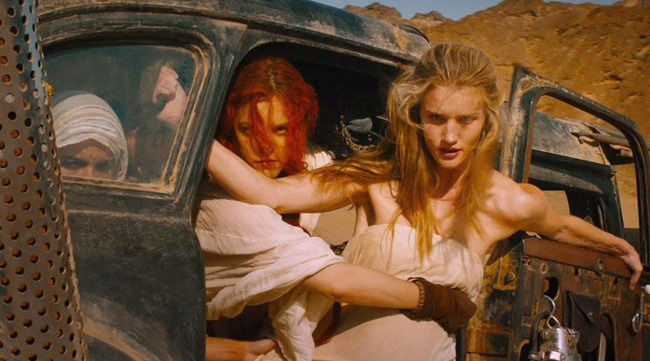 Rosie Huntington-Whiteley và 4 người vợ bị giam cầm trong phim Mad Max: Fury Road. Mặc dù chỉ là vai phụ trong phim, nhưng nhân vật do siêu mẫu này đảm nhận lại khá đặc biệt vì cô phải đeo chiếc bụng giả trong suốt quá trình quay.