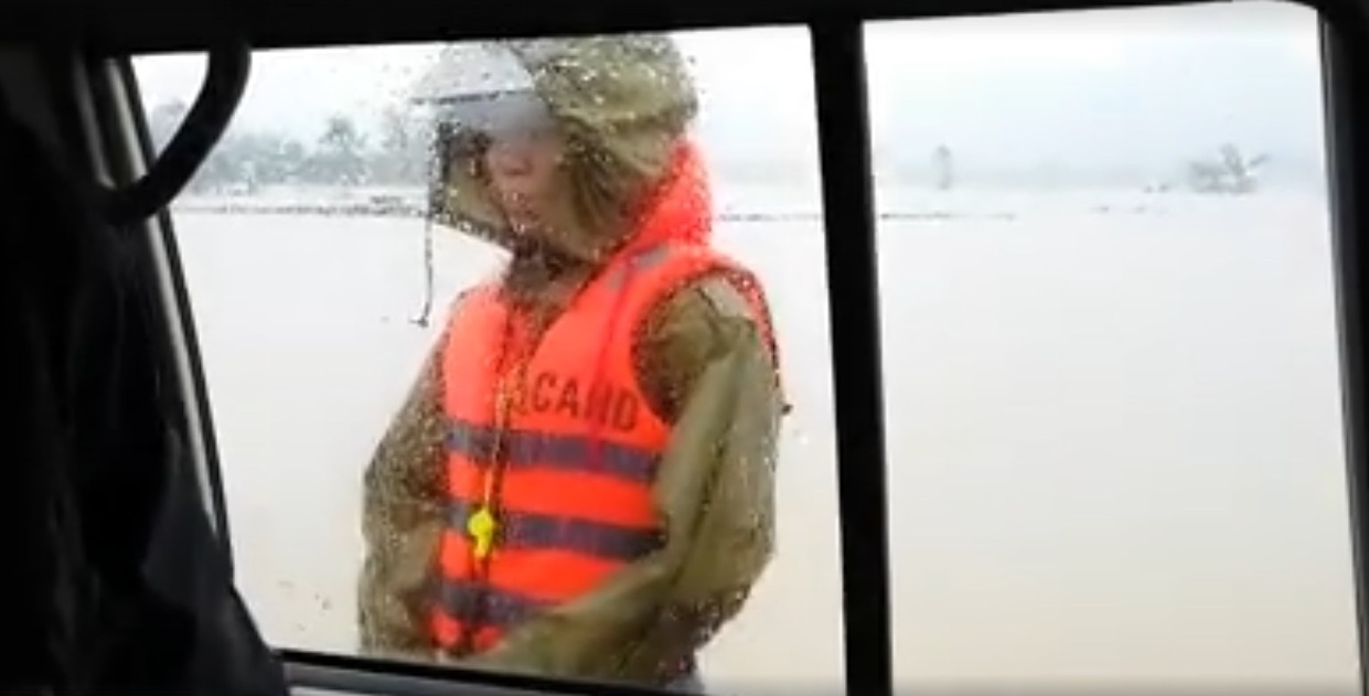 Khen thưởng nhóm “người hùng” chuyển bệnh nhi cấp cứu trong lũ dữ - 3