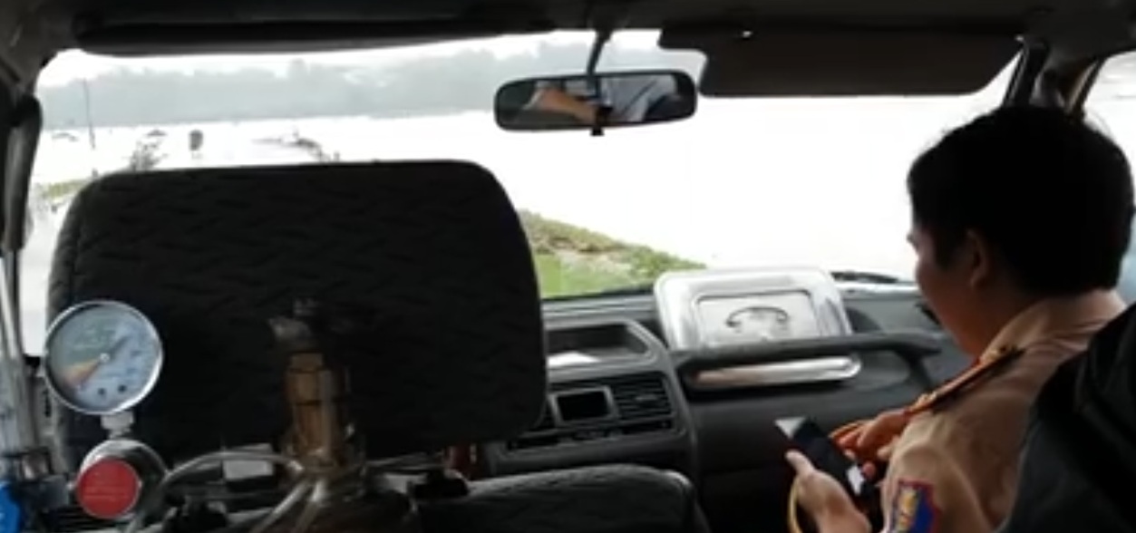 Khen thưởng nhóm “người hùng” chuyển bệnh nhi cấp cứu trong lũ dữ - 2