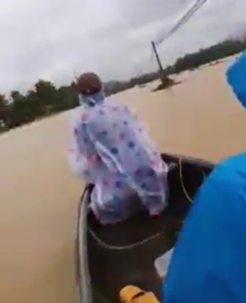 Khen thưởng nhóm “người hùng” chuyển bệnh nhi cấp cứu trong lũ dữ - 4