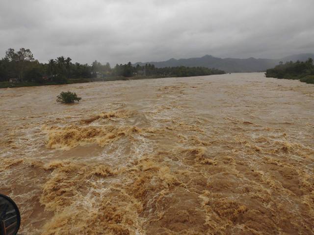 Khen thưởng nhóm “người hùng” chuyển bệnh nhi cấp cứu trong lũ dữ - 6