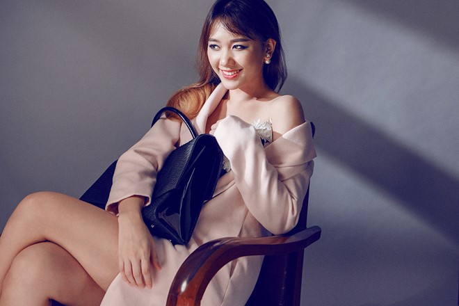 Người yêu Trấn Thành đẹp sang chảnh với loạt đầm khoe vai hững hờ - 2