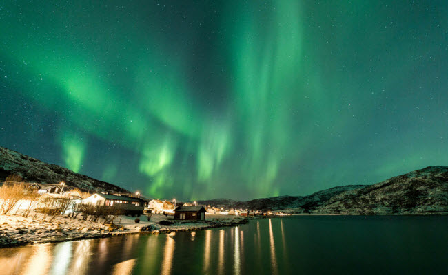 Thành phố Trømso ở Na Uy giúp du khách có thể chiêm ngưỡng ánh sáng bắc cực quang từ 6 giờ tối đến nửa đêm. Ngoài ra, bạn có thể trải nghiệm đi xe chó kéo, những món ăn ngon và Giáng Sinh trắng ở vùng Bắc Cực.