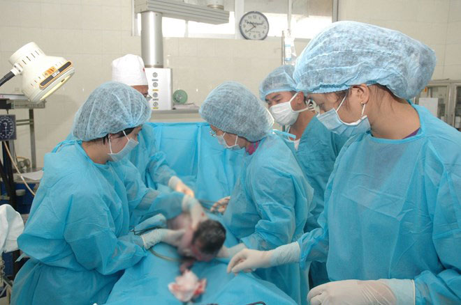 Làm rõ vụ bé sơ sinh bị gãy xương đùi sau ca mổ đẻ - 1