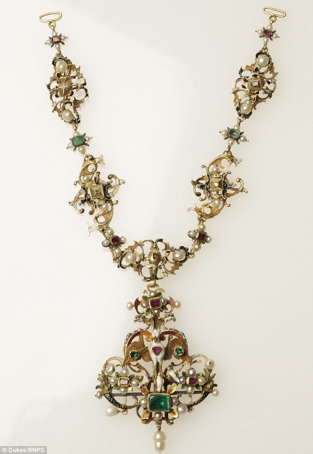 Anh: Bán vòng đeo cổ cũ rích, bất ngờ thu về 580 triệu - 2