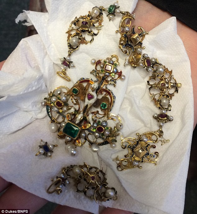 Anh: Bán vòng đeo cổ cũ rích, bất ngờ thu về 580 triệu - 1