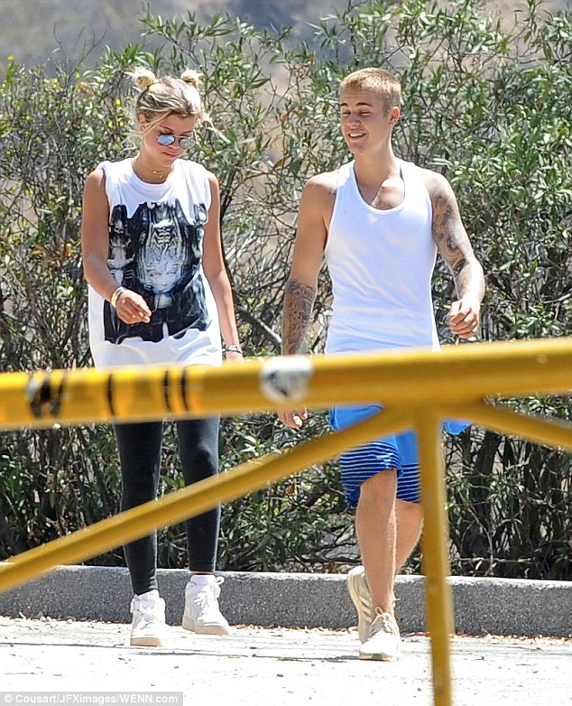Bồ cũ 18 tuổi của Justin Bieber sexy với áo tắm khoét - 2
