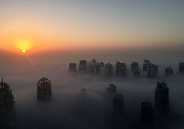 Dubai bỗng hóa “thành phố trên mây” vì sương mù - 1