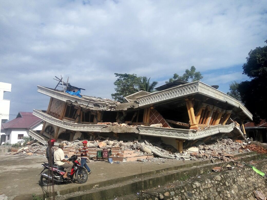 52 người chết, hàng loạt nhà đổ vì động đất ở Indonesia - 1