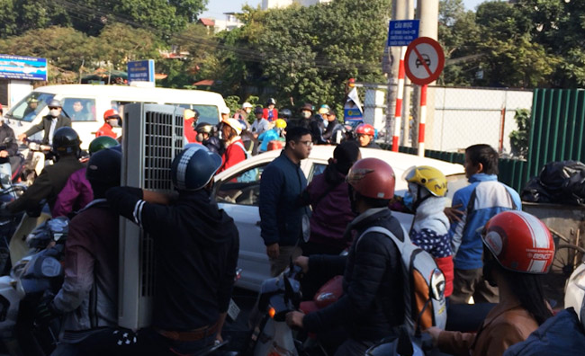 Clip: Bà lão 62 tuổi khản cổ, mỏi tay phân làn giao thông ở Hà Nội - 2