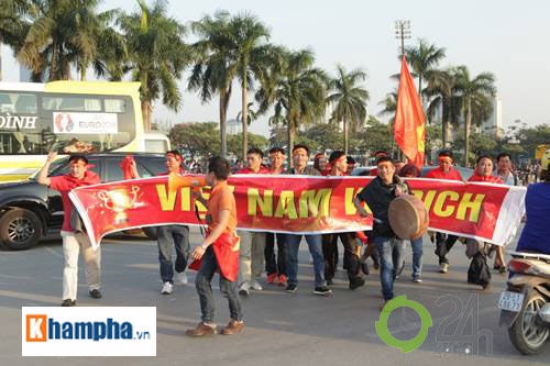 "Thắp lửa" từ Mỹ Đình: Fan Việt ủng hộ đội nhà đến cùng - 5