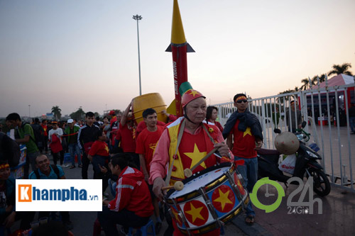"Thắp lửa" từ Mỹ Đình: Fan Việt ủng hộ đội nhà đến cùng - 3