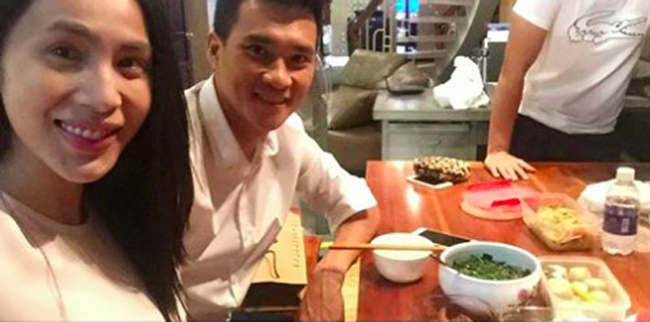 Thủy Tiên còn chia sẻ hình ảnh cô mang cơm trưa lên cho chồng ăn khi Công Vinh đi chụp quảng cáo, cơm rau nhà tự trồng.