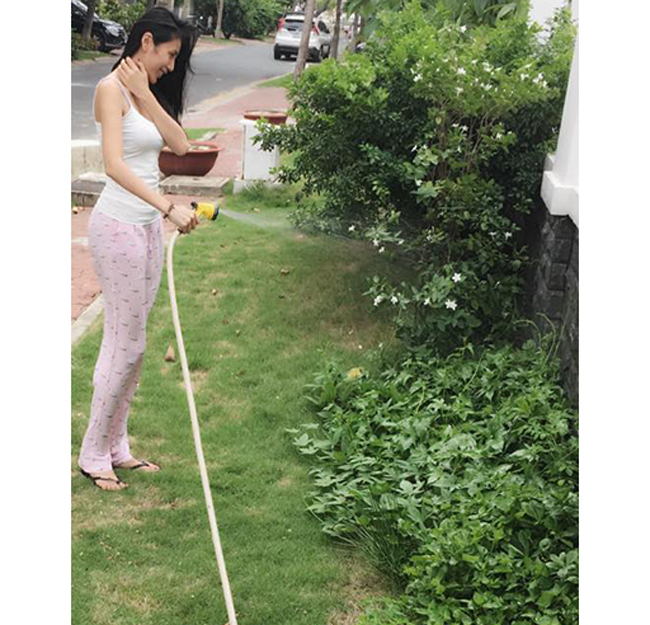 Dù bận rộn với nhiều show diễn, Thủy Tiên vẫn dành thời gian chăm cây trong nhà. Cô thể hiện hình ảnh một người vợ đảm đang, toàn tài.