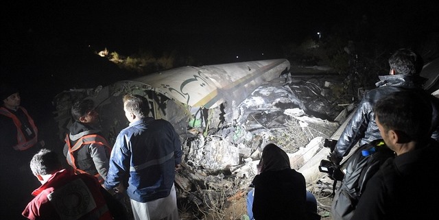 Máy bay chở khách ở Pakistan lao vào núi, 48 người chết - 3