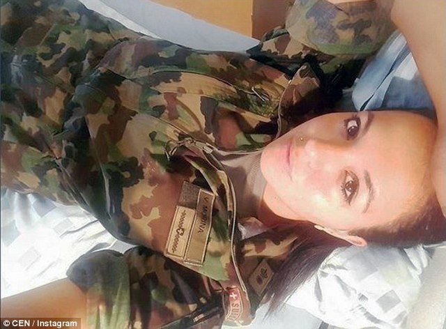 Thụy Sĩ: Lính nữ chụp &#34;tự sướng&#34; trên giường gây &#34;bão&#34; - 1