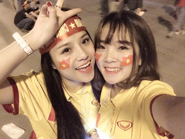 Ngay lập tức, cộng đồng mạng đã tìm ra danh tính của hai mỹ nữ xinh đẹp này là Võ Thị Thương (tóc dài) và Phạm Tân Xuân (tóc ngắn).