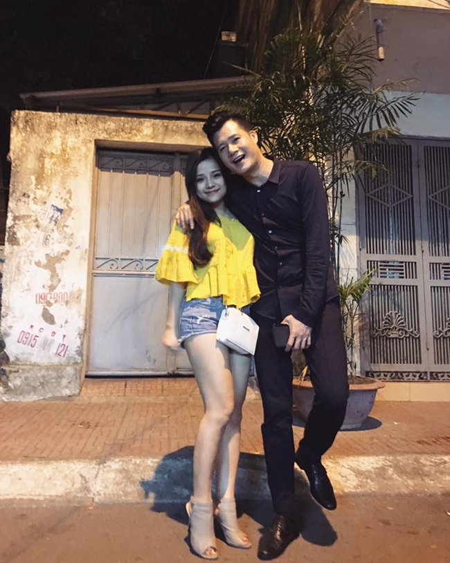 Người đẹp xứ Nghệ từng tham gia The Voice năm 2014 và thuộc team Mỹ Tâm. Cô chụp ảnh thân thiết cùng nam ca sĩ Quang Dũng trong một lần gặp gỡ.