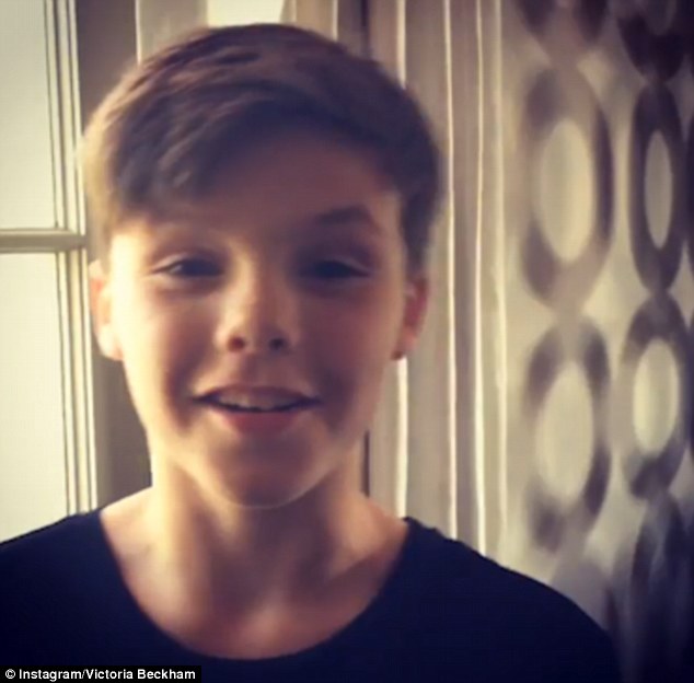 Cậu bé 11 tuổi nhà Beckham có giọng hát như thiên thần - 1
