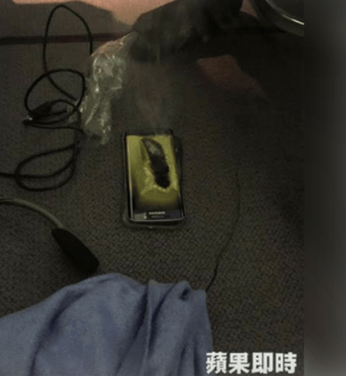 NÓNG: Samsung Galaxy S6 phát nổ trên máy bay - 1