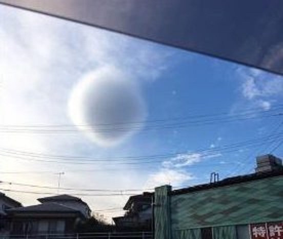 Đám mây hình cầu kì lạ trên trời khiến dân Nhật lo lắng - 1