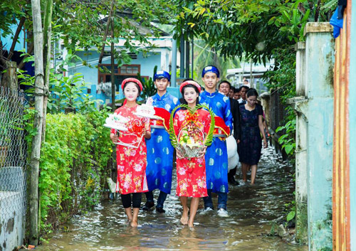 Màn “đưa nàng về dinh” trong lũ bằng thuyền, xe ben cực chất - 11